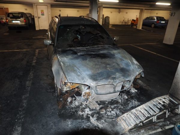Brandschaden. Erheblicher Schaden durch einen Abbrand eines BMWs in einer Tiefgarage in München. Durch den in Flammen geratenen BMW wurden weitere ca. 60 Fahrzeuge die zu dem Zeitpunkt des Brands in der Tiefgarage standen stark für verrußt und beschädigt. Ein Großteil der Fahrzeuge mussten anschließend Brandsaniert werden.