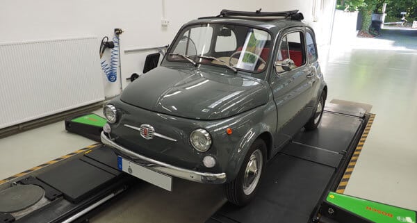 Fiat 500 Oldtimer in der Halle eines Kfz-Gutachters für die Erstellung eines Wertgutachtens für die Versicherung. Sehr seltener und historisch wertvoller Pkw.